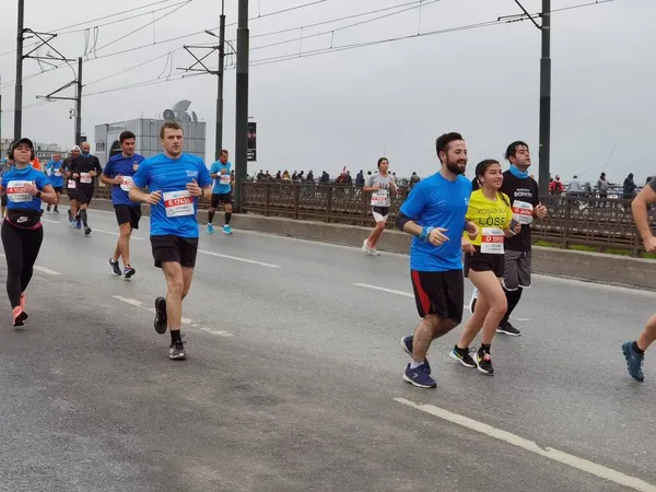 Istanbul Maraton 2021 Atléták Galata Hídon — Stock Fotó