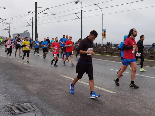 Stanbul Maratonu 2021 Galata Köprüsü Nde Sporcular — Stok fotoğraf