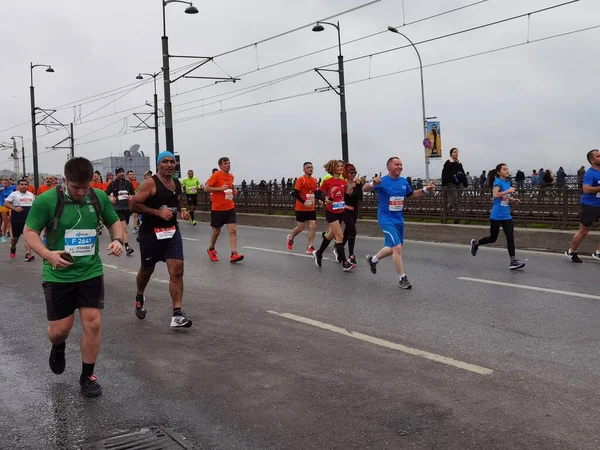 Istanbul Maraton 2021 Atléták Galata Hídon — Stock Fotó