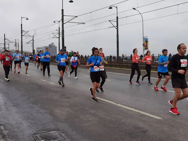 Istanbul Marathon 2021 Athleten Auf Der Galatabrücke — Stockfoto