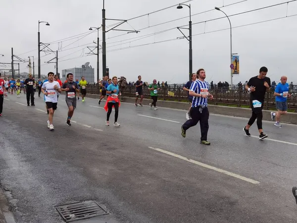 Istanbulin Maraton 2021 Urheilijat Galatan Sillalla — kuvapankkivalokuva
