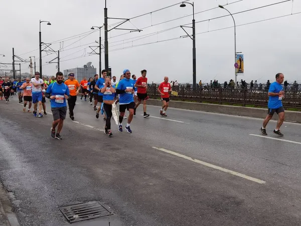 Istanbul Maraton 2021 Atleter Galatabroen - Stock-foto