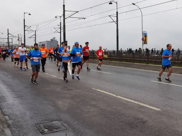 Istanbul Marathon 2021 Atleten Galata Brug — Stockfoto