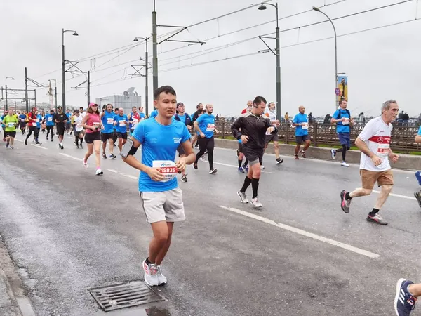 Istanbul Marathon 2021 Athleten Auf Der Galatabrücke — Stockfoto