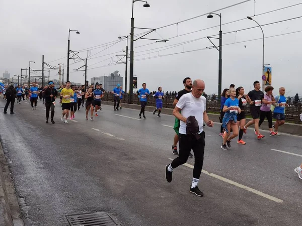Stanbul Maratonu 2021 Galata Köprüsü Nde Sporcular — Stok fotoğraf