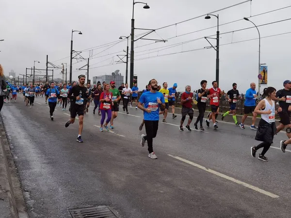 Stanbul Maratonu 2021 Galata Köprüsü Nde Sporcular — Stok fotoğraf