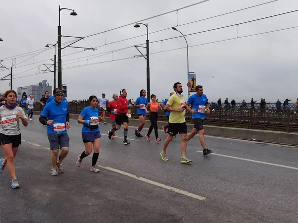 Istanbul Maraton 2021 Atléták Galata Hídon — Stock Fotó