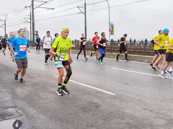在Galata桥上参加马拉松赛的运动员 — 图库照片