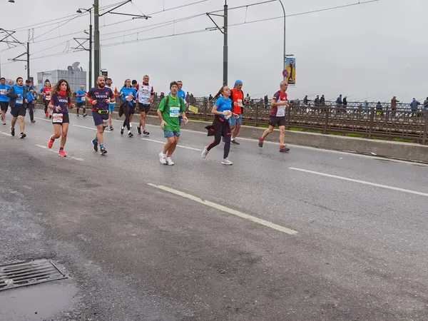 Istanbul Maraton 2021 Sportowców Galata Bridg — Zdjęcie stockowe