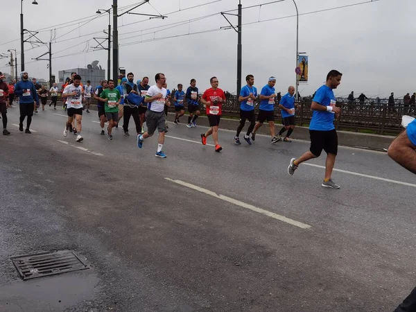 Stanbul Maratonu 2021 Galata Köprüsü Sporcuları — Stok fotoğraf