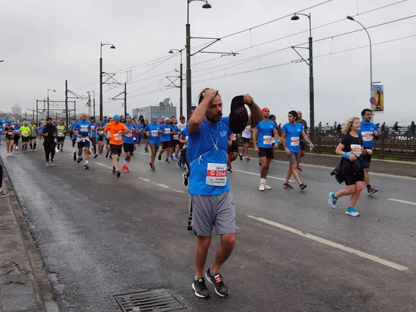 Stanbul Maratonu 2021 Galata Köprüsü Sporcuları — Stok fotoğraf