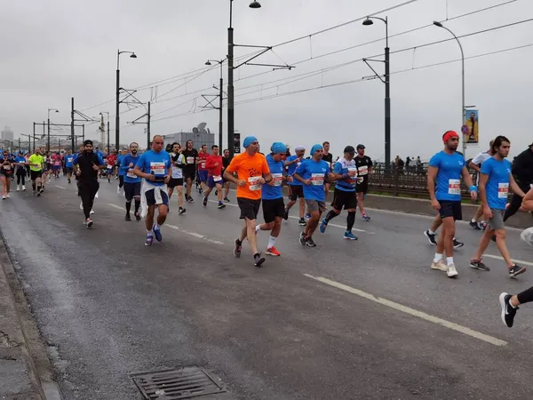 在Galata桥上参加马拉松赛的运动员 — 图库照片