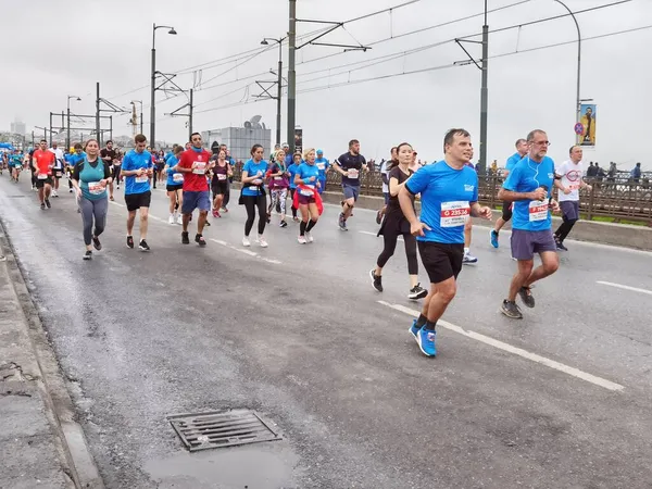 Stanbul Maratonu 2021 Galata Köprüsü Sporcuları — Stok fotoğraf