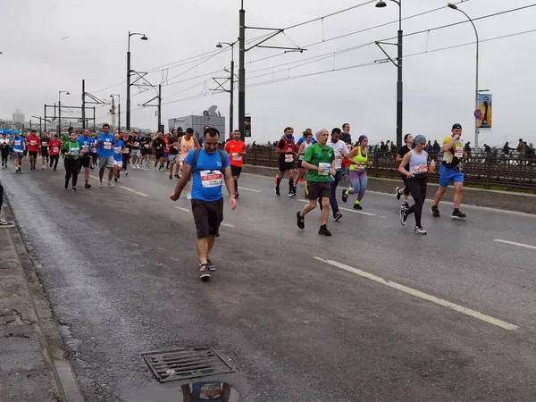 Istanbul Marathon 2021 Athleten Auf Galatebrücke — Stockfoto