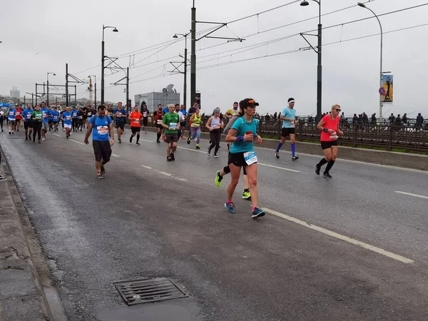 Istanbul Marathon 2021 Athletes Galata Bridg — 스톡 사진
