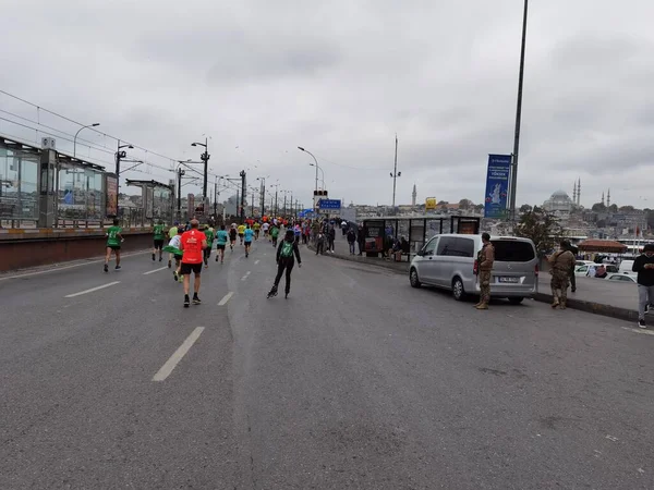 Istanbul Maraton 2021 Atléták Galata Hídon — Stock Fotó