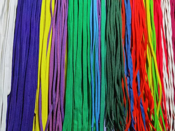 Ayakkabı bağcıklarının renk değişimlerinden renk örnekleri