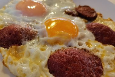 Sucuk sarımsaklı sosisli sahanda yumurta.