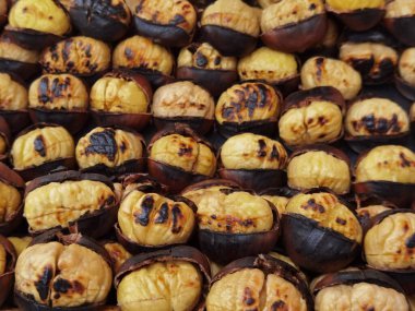 Kızgın kömürde kavrulmuş kestane. Deri çatlamış.