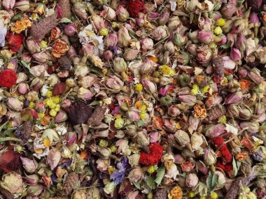 Çay demlemek için kurumuş çiçekler, topluca ama izole edilmiş.