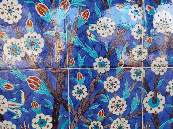İstanbul 'daki camilerde 16. yüzyıldan kalma ünlü fayanslar.