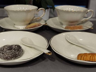 Kahve fincanı fincan tabağı ve bisküvili kaşık için hazırlanan yer