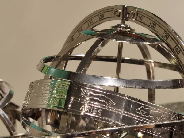 tek başına büyüyen kristalleri olan mor kristal kaya.