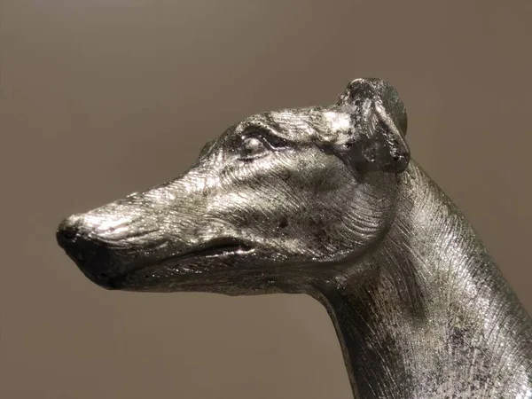 Dachshund kafası metalden yapılmıştır. Parlak, boyanmamış gümüş rengi.