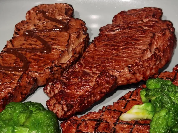 Steaks Der Pfanne Drei Stücke Mit Brokkoli Stücken — Stockfoto