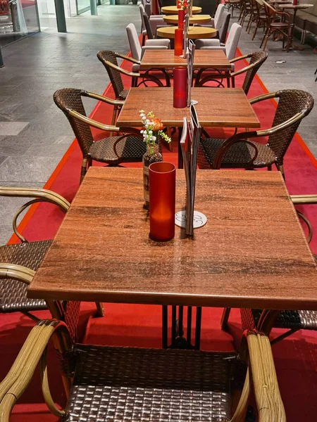 Noel yemeği için masa hazırlandı. Gruplara bölündü ama insanlar yok.