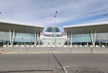 Bulgaristan 'ın Sofya havaalanı girişi çok küçük ve sevimli bir havaalanı 2021. 11.