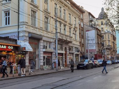 Bulgaristan 'ın başkenti Sofya' da önemli bir ana cadde, hareketli bir cadde, 2021.11.