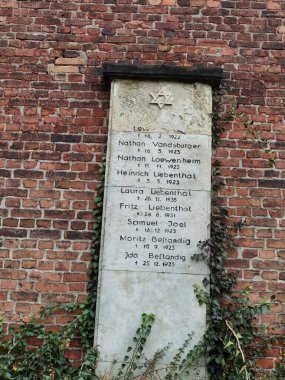 Brandenburg 'daki Yahudi mezarlığı bugün 1. Dünya Savaşı' nda yok edildi.