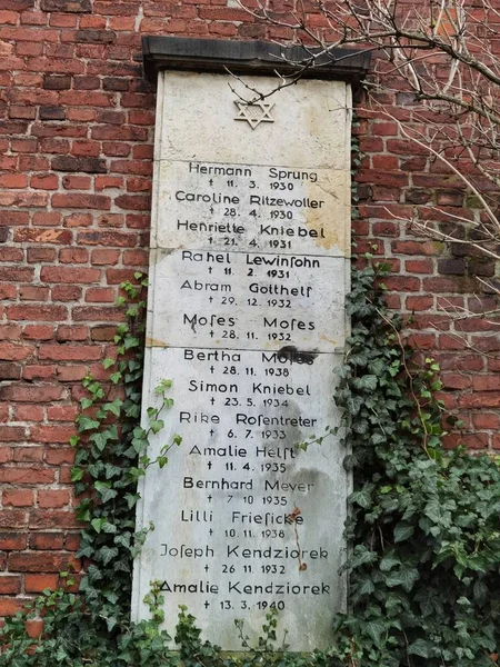 Brandenburg 'daki Yahudi mezarlığı bugün 1. Dünya Savaşı' nda yok edildi.