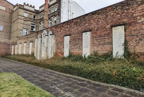 Brandenburg 'daki Yahudi mezarlığı bugün 1. Dünya Savaşı' nda yok edildi.