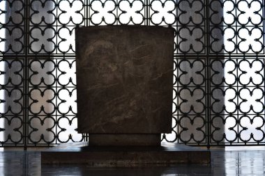 Demir parmaklıkların arkasındaki arka planda Atatürk 'ün kırmızı mermer mozolesi.