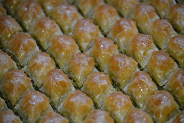 Puf böreğinden yeme sanatı. Tatlı, fırında altın sarısı şerbet.