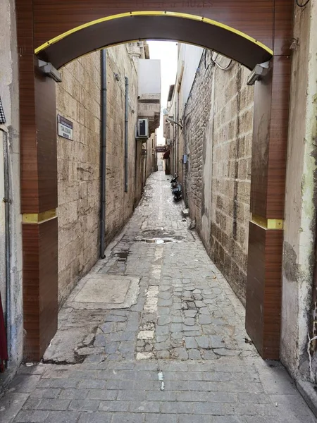 Calles Estrechas Del Casco Antiguo Sanliurfa Tan Estrechas Que Solo —  Fotos de Stock