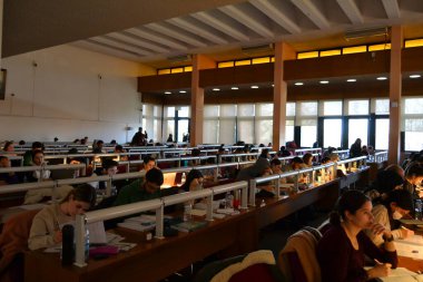 Ankara 'daki ulusal kütüphanenin okuma odaları saat 13.51' de 12.30. 2021 'de.