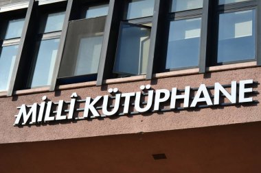 30 Aralık 2021 'de saat 13.51' de Ankara 'daki ulusal kütüphanenin girişi.