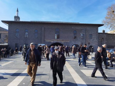 Diyarbakır 'ın ana camii, Cuma günü 12 / 27 / 2021 Cuma namazında Ulu Camii' yi saat 15.46 'da aradı.