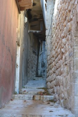 Mardin 'in dar sokaklarında dolaştığın manzara.