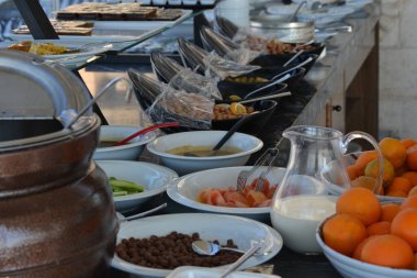 Açık büfe olarak servis edilen lezzetli bir kahvaltı.