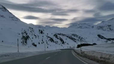 Kışın karla kaplı yollar