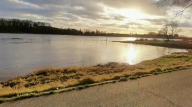 Köln 'ün yanındaki altın saat.