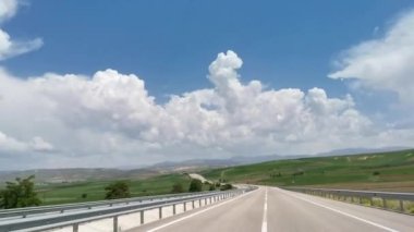 Türkiye 'nin Bayburt ve Erzurum bölgesinde bir köy yolunda sürüş