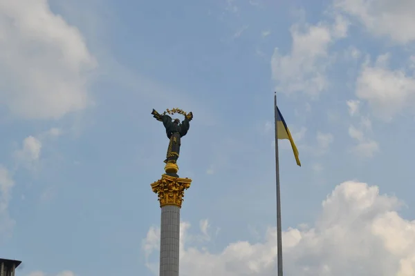 ウクライナの首都キエフの英雄的なシンボル04 2021 — ストック写真