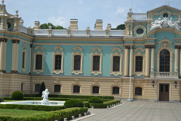 Vládní Okres Kyjevě Palác Přední Zahradou Velkým Nádvořím Ukrajině 2021 — Stock fotografie