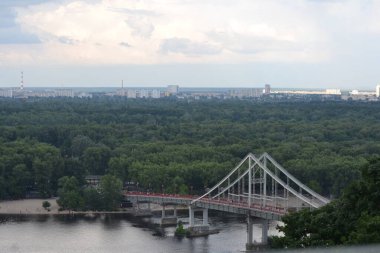 Ukrayna 'nın başkenti Kiev' deki Dinyeper Nehri üzerinde bir köprü.