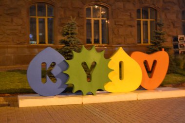 Kyiv Ukrayna başkentinde turistler için yazılar yazıyor